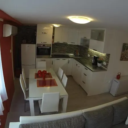 Red Dream Apartment *